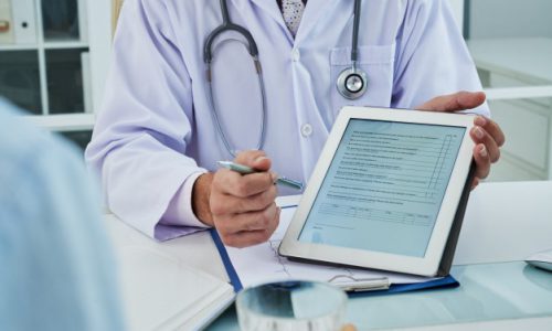 medico-irreconhecivel-que-estende-a-guia-digital-para-que-o-paciente-anonimo-preencha-o-questionario_1098-19318